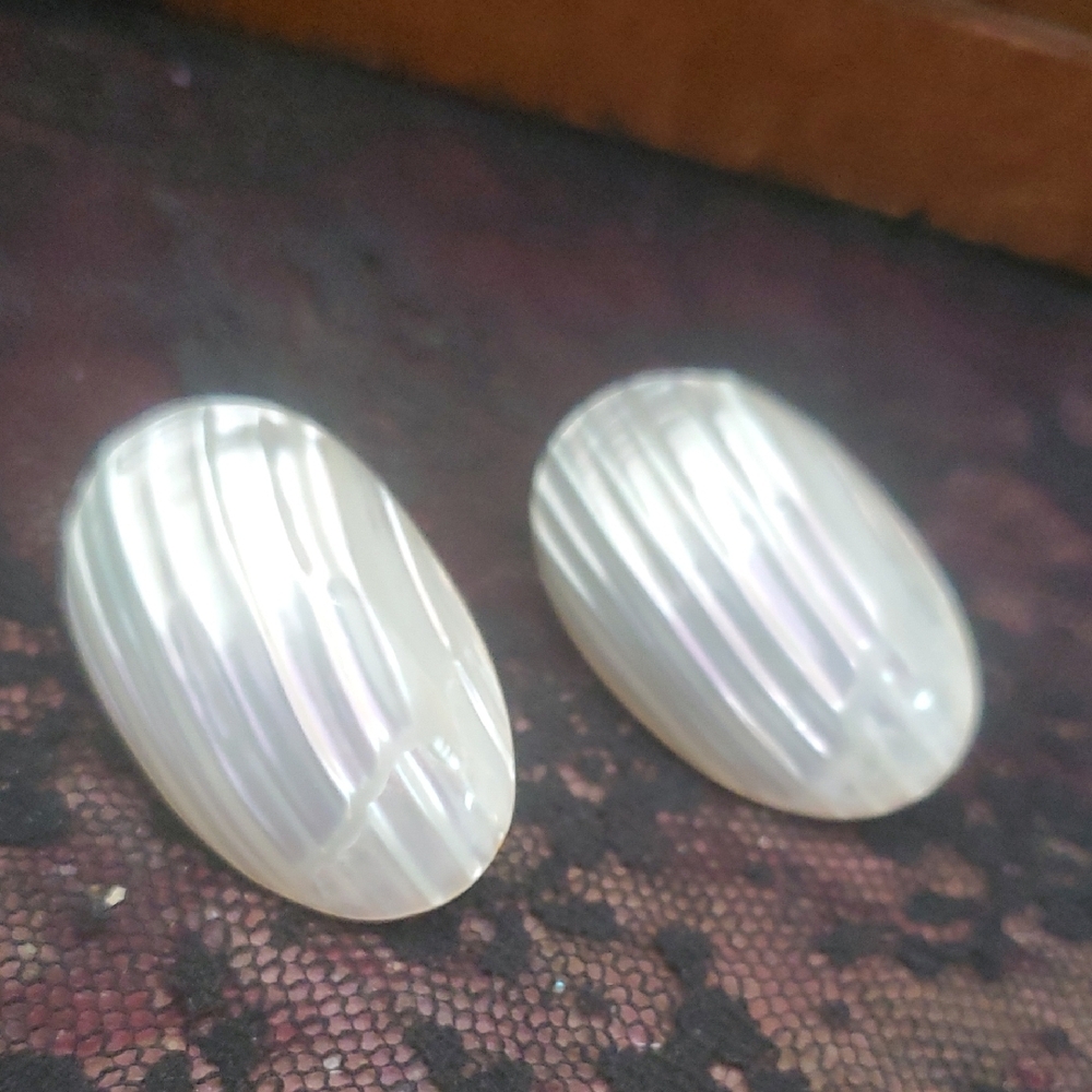 Elegant White Oval Mother Of Pearl Shell Earrings DD